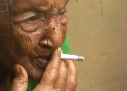 Mujer 125 años fuma cannabis
